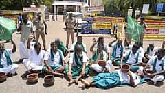 ಕಾವೇರಿ ನೀರು ಬಿಡುಗಡೆಗೆ ನಕಾರ: ಕರ್ನಾಟಕ ಸರ್ಕಾರದ ವಿರುದ್ಧ ತಮಿಳುನಾಡು ರೈತರ ಪ್ರತಿಭಟನೆ!